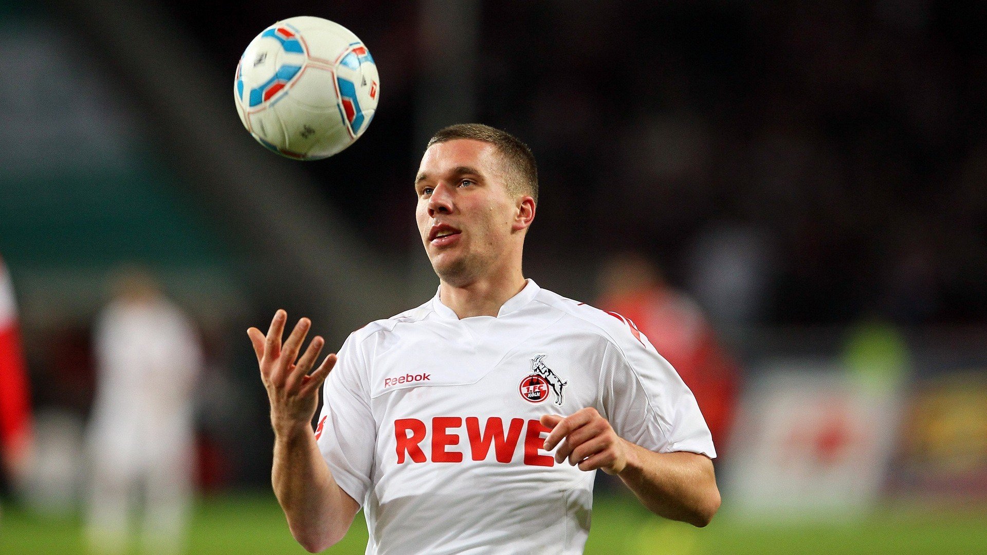 内线争霸：篮下强硬对抗的精彩瞬间，内线打法